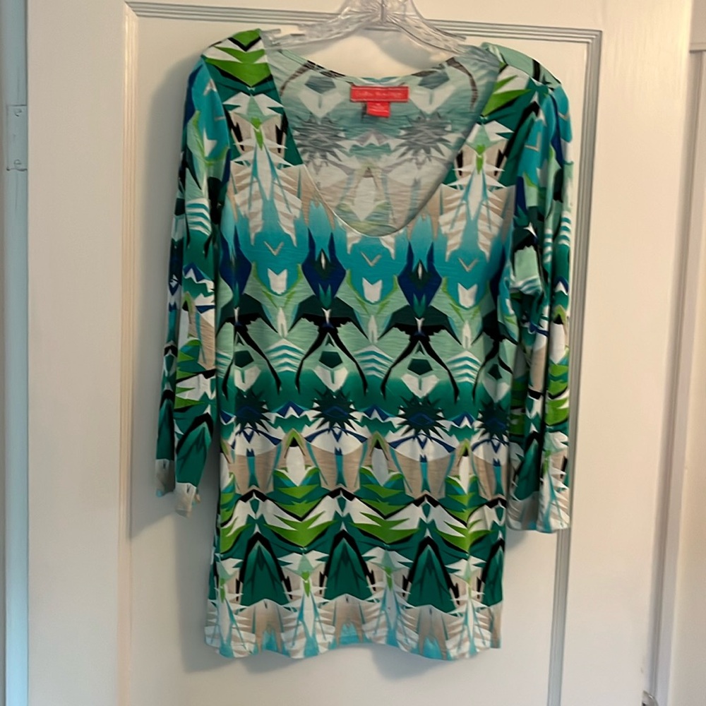 Tunic style v-neck top 3/4 sleeve from boutique clothier women’s size M.